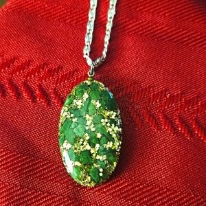 💝 LIKE & SAVE 15%! Green and Gold Flecked Oval Pendant Necklace
